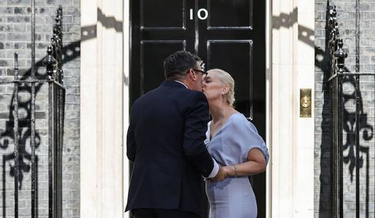 Nieuwe Britse premier Andy Burnham belooft bij aantreden een progressievere koers en te zullen ‘luisteren’