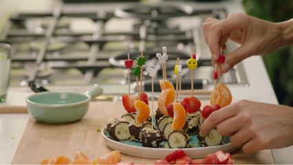 37. Kippengehaktbroodje met postelein en courgettefrietjes & bananensushi met chocol