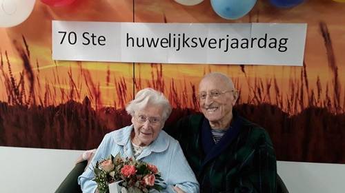 Gabriella (101) en Oscar (94) vieren 70 jaar huwelijk op de corona-afdeling: “Geen bezoek, maar een bloemetje mocht wel”