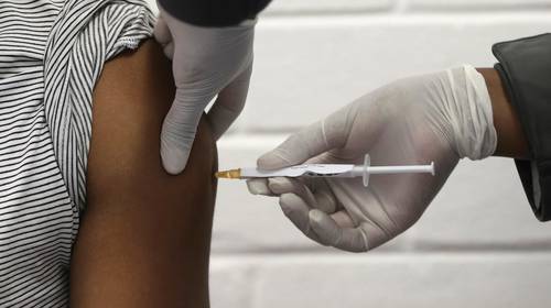 Studie naar beloftevol coronavaccin stilgelegd, maar volgens virologen komt eerste levering niet in gevaar