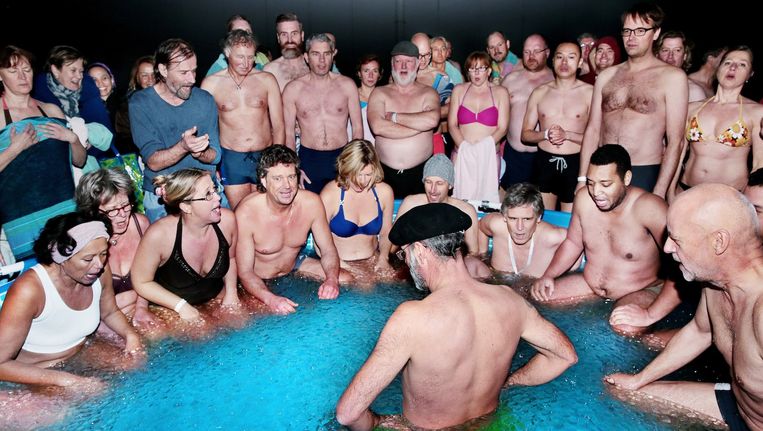 Wim Hof (links in blauwe trui) met een groep cursisten Beeld Jean-Pierre Jans