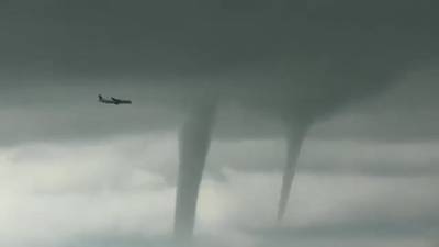 Vliegtuig moet uitwijken voor drie reusachtige waterhozen