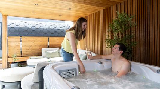 Jonathan en Laura investeerden 17.500 euro in een sauna en jacuzzi in de tuin: “Er gaat geen dag voorbij dat we er niet van genieten”