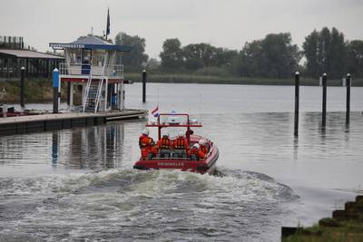 Brand op boot in de Biesbosch: twintig jongeren springen overboord