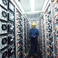 Batterijen drijven nieuwe wapenwedloop aan: waarom de VS vrezen voor China’s voorsprong in energie-infrastructuur