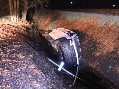 Busje belandt in de berm in Overberg, beschonken bestuurder is rijbewijs kwijt