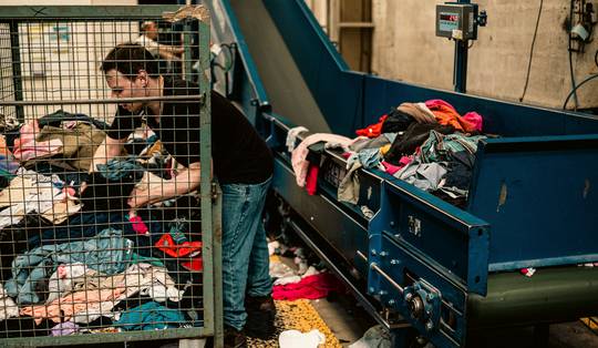 Nieuwe Europese regels moeten tot 600.000 ton kledij van de vernietiging redden: ‘Belangrijk signaal’