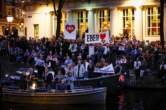 Amsterdammers verzamelen zich bij de ambtswoning van Eberhard van der Laan.