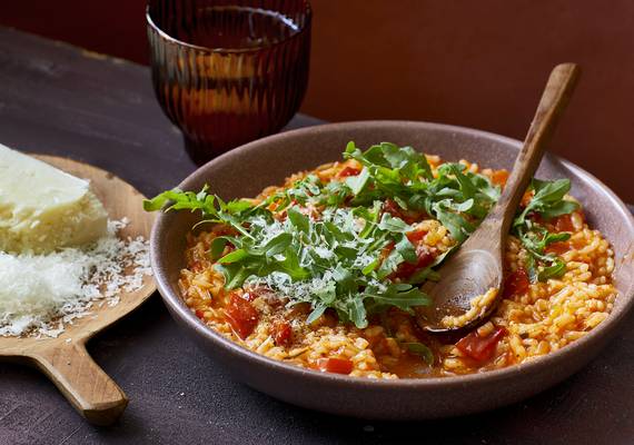 Snelle risotto met paprika, pecorino en rozemarijn