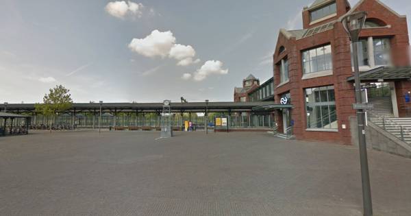 ......... Leerling Carolus Borromeus College zwaargewond bij vechtpartij na schooltijd, Helmonder (16) zit vast.