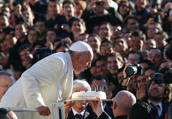 Paus Franciscus viert zijn verjaardag in Vaticaanstad, op 17 december 2014.