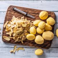 Met dit trucje kun je veel makkelijker en sneller aardappels schillen