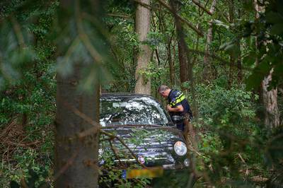 Vrouw naar ziekenhuis na botsing tegen twee bomen in Ulvenhout