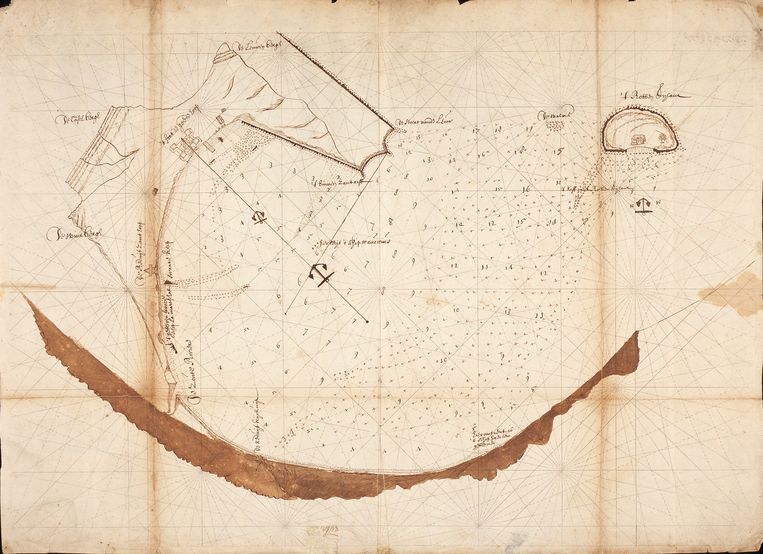 Een oude kaart van de Tafelbaai. De dikke buine halve cirkel onderin stelt de kust voor. Op tweederde ervan (vanuit links gezien), enigszins rechtsonder staan, vlak boven die bruine kustlijn, enkele woorden geschreven: die geven (als je inzoemt) aan dat daar het wrak van de Haerlem ligt. Links boven op de kaart is de Tafelberg aangegeven en ook het fort van Jan van Riebeeck. Van dat fort is een lijn getrokken richting het scheepswrak van de Haerlem, waardoor de hoek en de afstand te bepalen zijn. Rechts boven op de kaart is Robbeneiland aangegeven, waardoor ook de positie van het scheepswrak ten opzicht van dat eiland is te bepalen. Beeld ©AIMURE/Bruno Werz