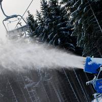 Hoe maak je je skivakantie zo duurzaam mogelijk? ‘Qua uitstoot ligt het zwaartepunt bij de heen- en terugreis’