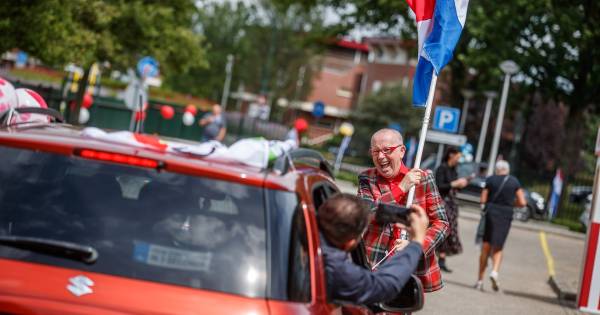 De diploma drive thru is geweldig: 'Willen we eigenlijk nog Scholen pakken uit met alternatieve diploma uitreikingen