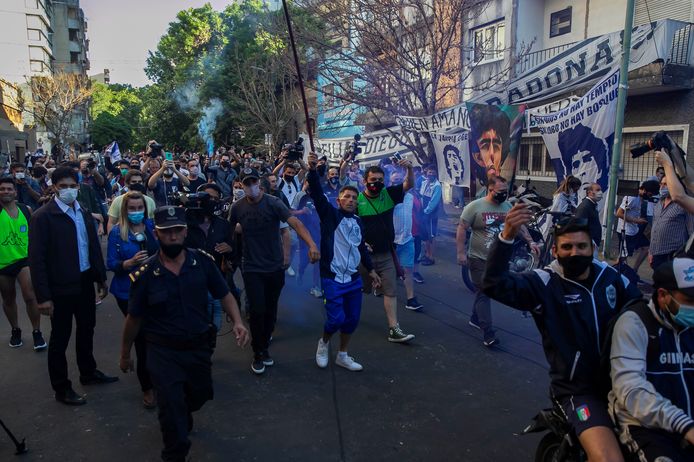 Aanhangers van de Argentijnse voetbalheld betuigen bij het ziekenhuis hun steun.