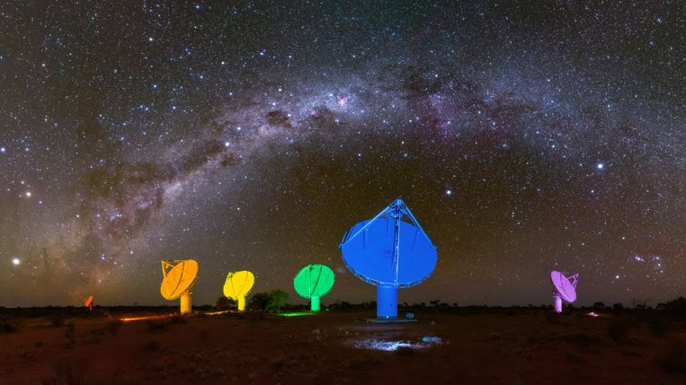 De melkweg boven 6 van de 36 antennes van de Australian Square Kilometre Array Pathfinder (ASKAP) in de West-Australische outback, al een voorbereiding op SKA.