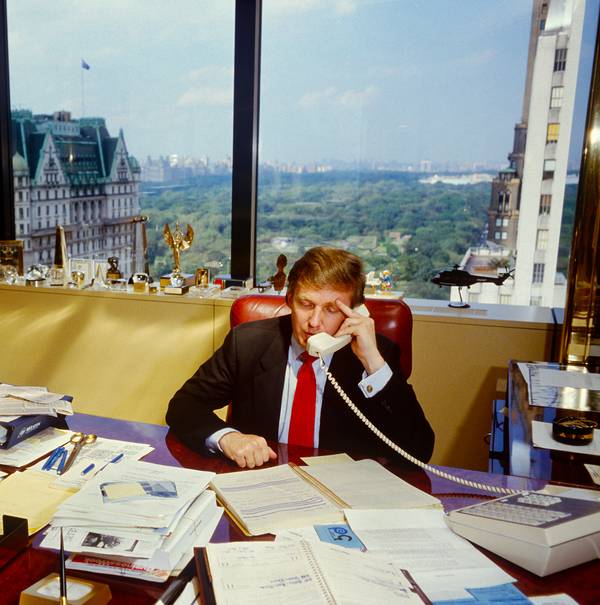 Donald Trump in 1987 in zijn kantoor in Trump Tower, New York.