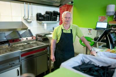 Eigenaar snackbar Arnhem jaagt overvaller weg met mes: 'Geld heb ik niet, wel een kroketje'