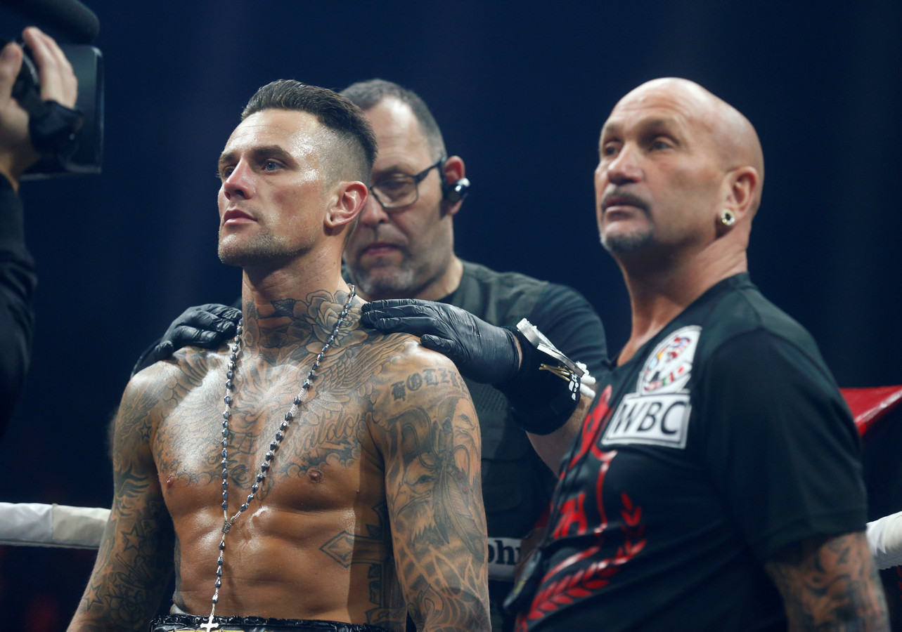 Ники хольцкен. Callum Smith - Nieky Holzken. Ники Хольцкен бои. Ники Хольцкен с тренером.