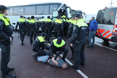 Supportersbussen Nijmeegse Devils stilgezet door politie: twee aanhoudingen