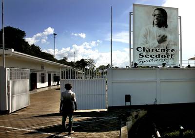 Droom spat uiteen: Seedorf Stadion in Suriname te koop