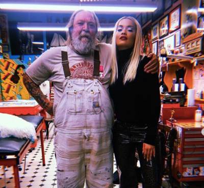 Superster Rita Ora laat tatoeages zetten bij Henk Schiffmacher