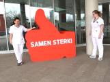 Grote rode duim geplaatst bij ingang Catharina Ziekenhuis: 'Samen sterk!'