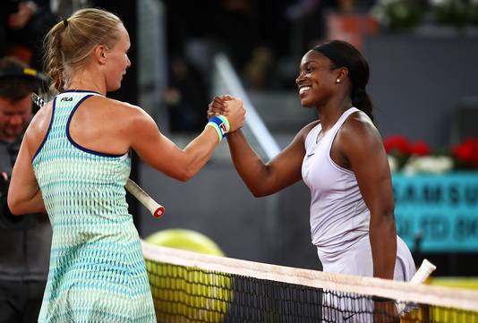Kiki Bertens krijgt de felicitaties van Sloane Stephens.