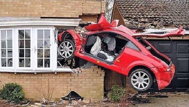 Auto Vliegt Bij Horrorcrash Meter Hoog In Gevel Huis Bizar Ad Nl