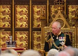 Emotionele prins Charles houdt eerste troonrede in plaats van zijn moeder 