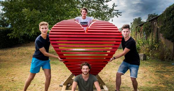 Vier vrienden bouwen kunstwerk voor Sziget
