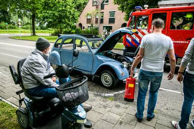 ‘Eend’ begint plots te roken, buurtbewoners redden klassieke auto in Rheden
