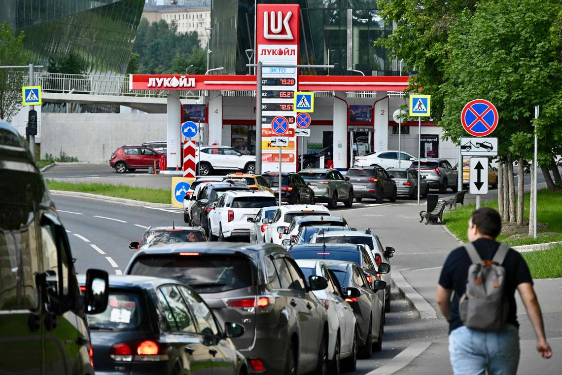 Zolang de Moskoviet maar kan tanken: de gewaagde benzinestrategie van Vladimir Poetin