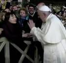 ▶︎ Paus verontschuldigt zich voor ‘geduld verliezen’ na klap op hand opdringerige vrouw