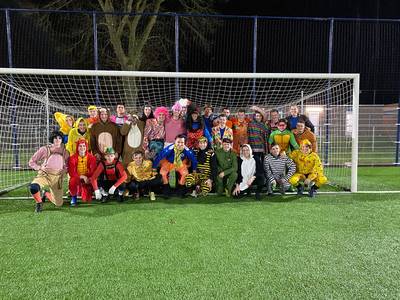 Carnavalstraining voor voetballers SC Valburg: Amy Winehouse en Kabouter Plop werken af