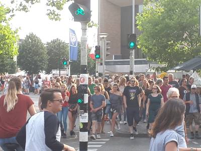 Feestvierders al vroeg de stad in, druk op weg naar centrum
