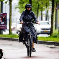  Elektrische fiets en regen: hoe goed gaat dat samen? ‘Pas op met vocht in je accu’