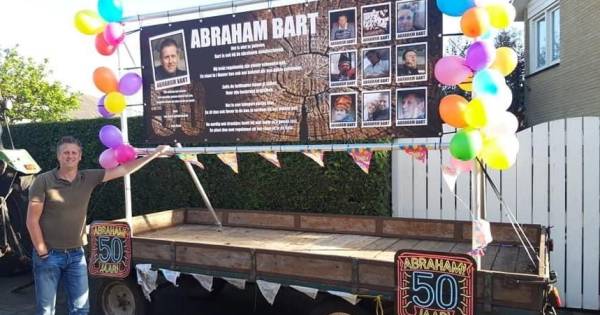 Auto's, motoren en trekkers rijden toeterend door Geesteren voor jarige Bart (50) - Tubantia
