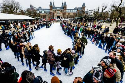 Wereldrecordpoging conga dansen op ijs mislukt in Amsterdam