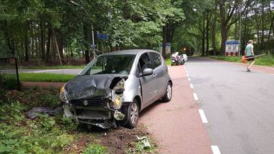 Auto's flink beschadigd bij botsing in Wageningen