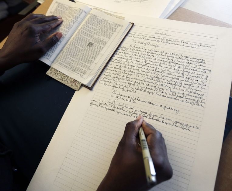 Man 63 Voltooit Na 4 Jaar Handgeschreven Kopie Bijbel Het Parool