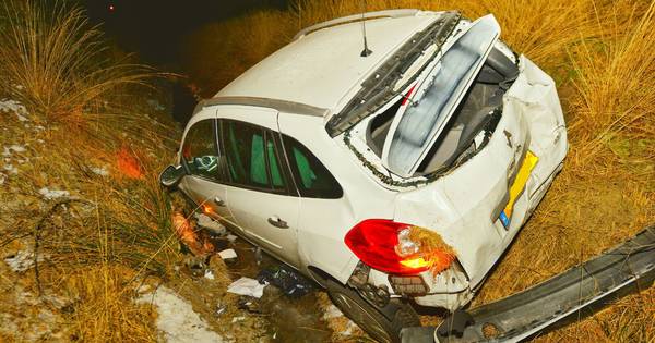 Auto in de sloot in Budel-Dorplein, bestuurder naar ziekenhuis
