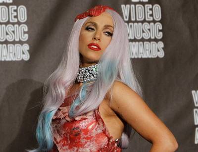 Lady Gaga haalt haar beruchte vleesjurk nog eens uit de kast