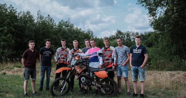 Vriendengroep uit Vragender verslagen na overlijden van Boet: 'Feestgevoel was meteen weg' - Tubanti