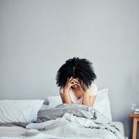 Lig je te piekeren in bed? Zo kom je er vanaf