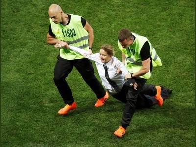 Vijftien dagen cel voor Pussy Riot na actie tijdens WK-finale