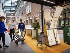 Leerlingen helpen met de verhuizing van hun school: ‘Ik heb toch niks anders te doen’