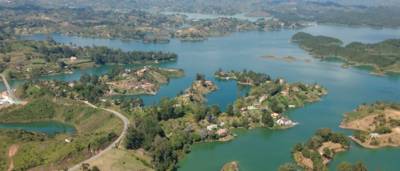 Schip met 150 opvarenden zinkt op stuwmeer Colombia